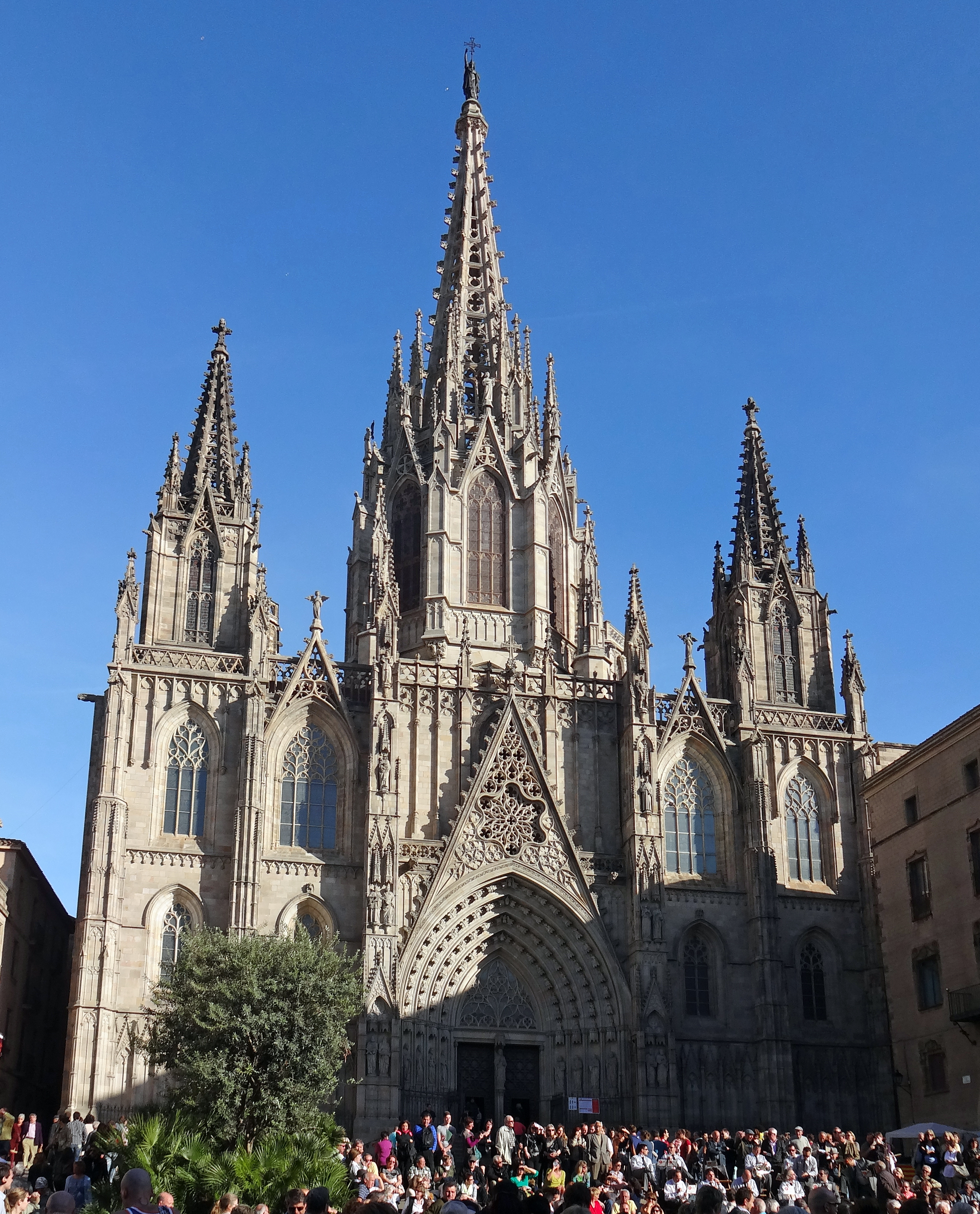 Download this Barcelona Cathedral With Its Multiple Open Frame Spires picture